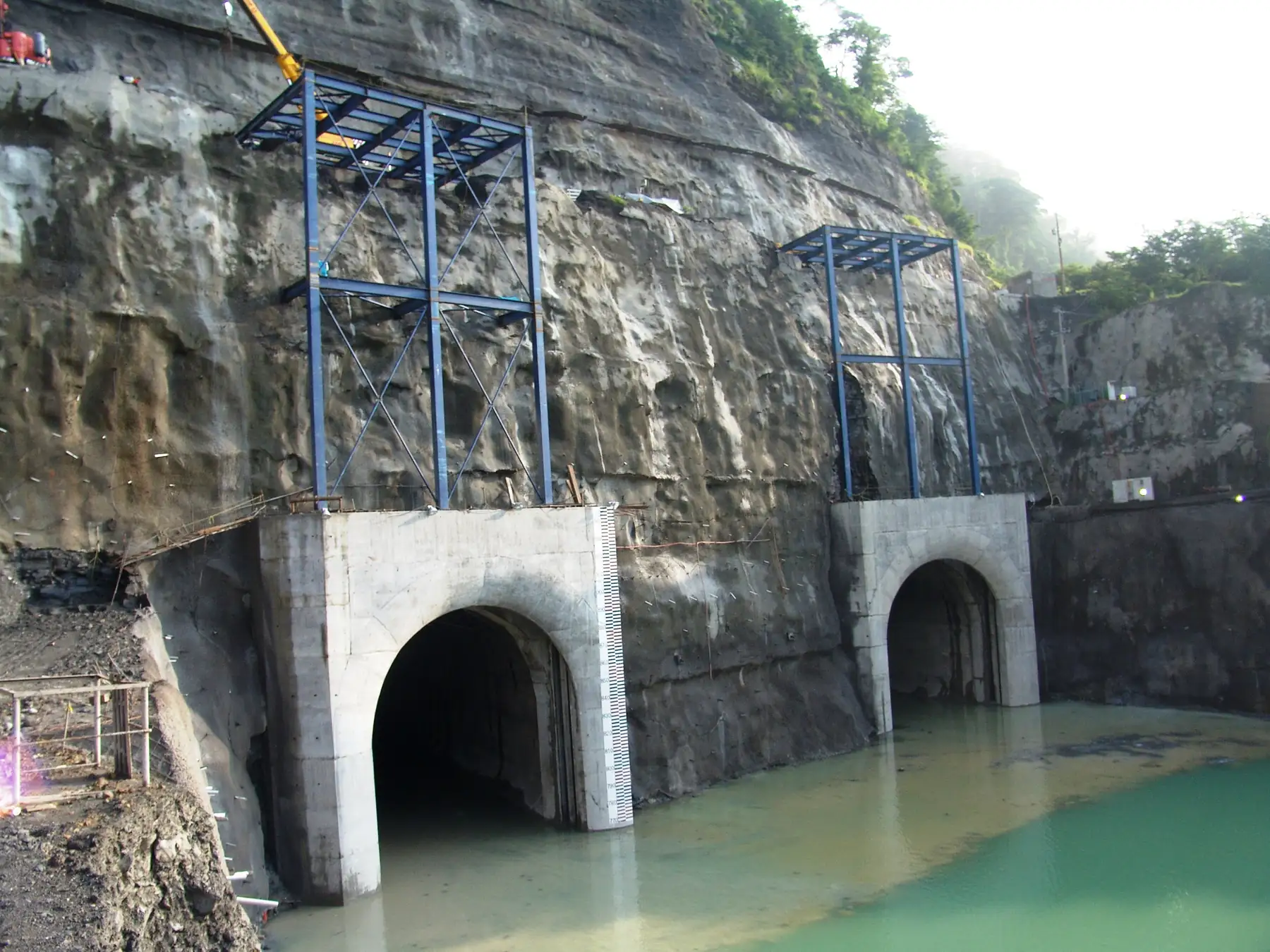 Túneles de desvío del río Grijalva en construcción