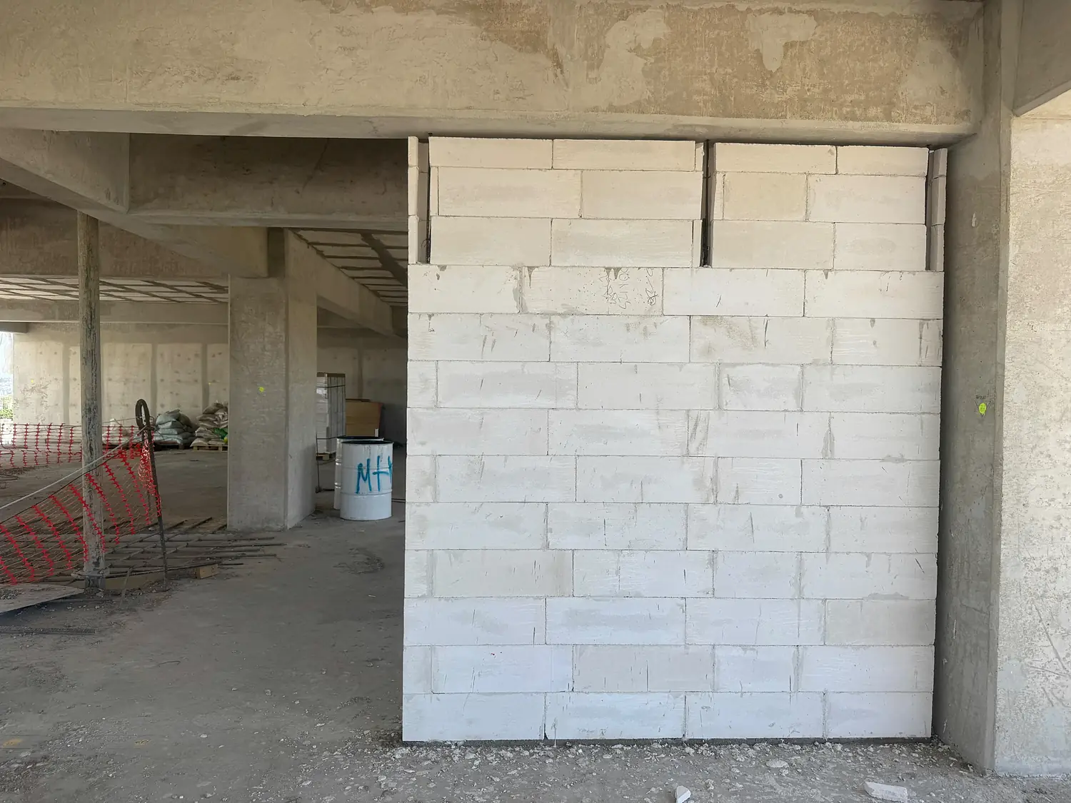 Muro de bloque de concreto celular entre columnas de concreto reforzado, ejecutado por Grupo Métrica