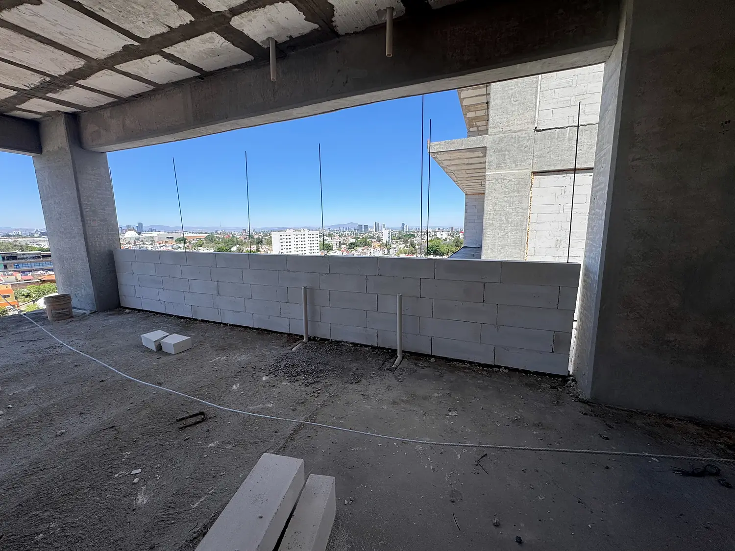 Pretil de bloque de concreto celular en nivel tipo, con vista a la ciudad