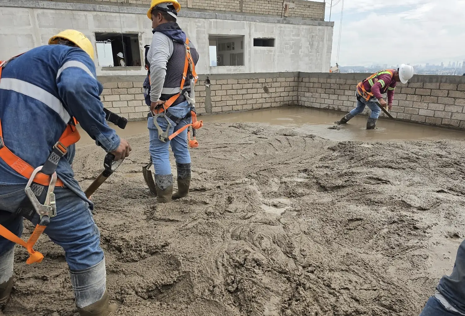 Colado de firme de concreto en azotea, tendido y reglado por la cuadrilla