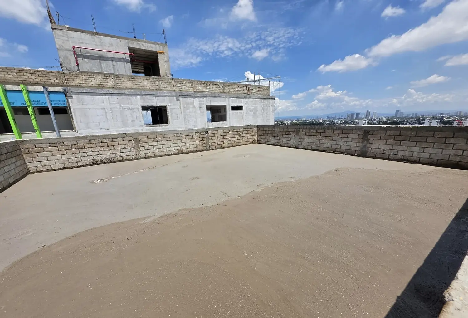 Firme de concreto terminado en azotea, con pendientes conformadas hacia las bajadas