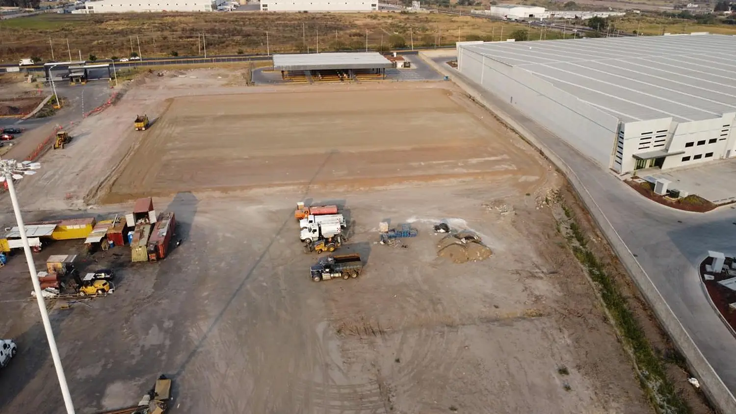 Plataforma terminada junto a la nave y su frente de andenes