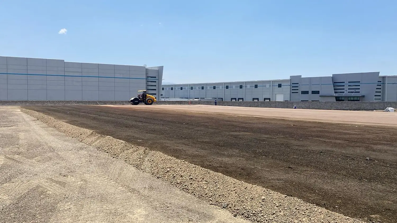 Compactación de plataforma frente a nave industrial terminada