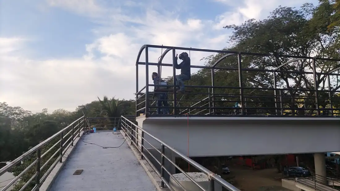 Montaje de la superestructura del puente peatonal San Ignacio, carretera federal 200